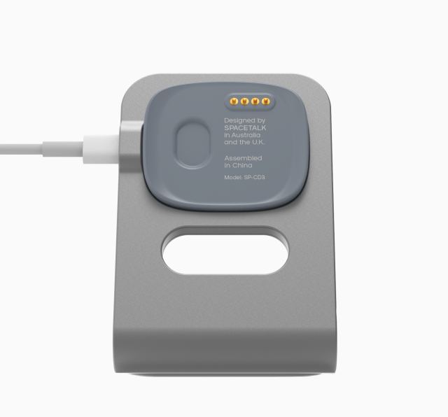 rektangulær lader, montert på lite stativ med USB type C-kabel koblet til